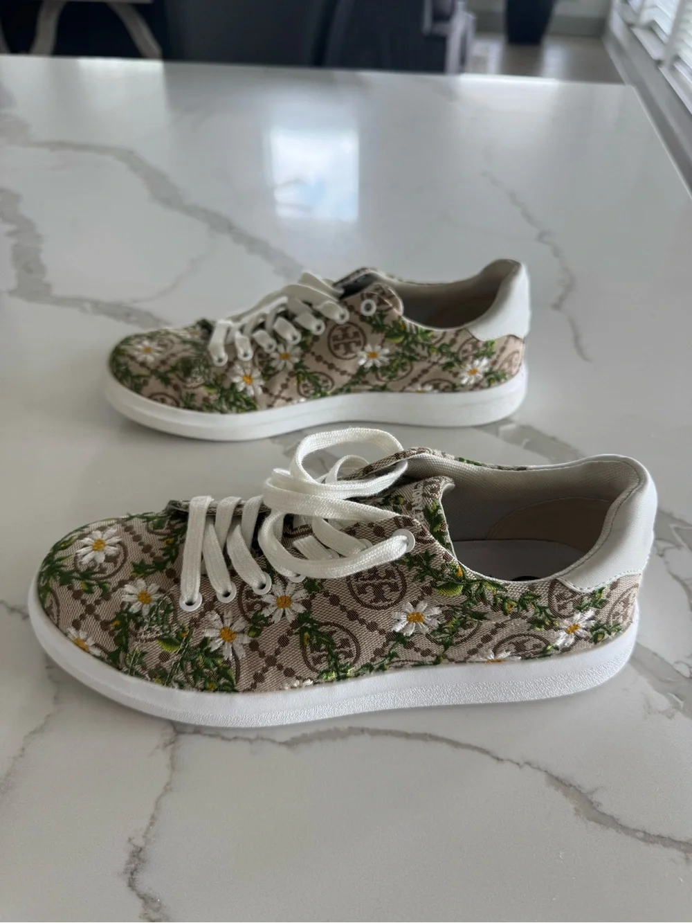Tory Burch Howell T Monogram Daisy Embroidered Sneakers Size 7